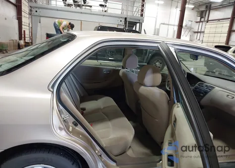 2000 Honda Accord 2.3 Lx from USA, damaged, VIN 1HGCG5643YA118812